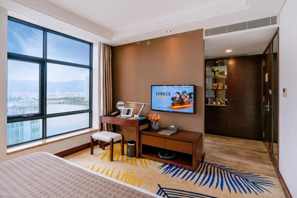 Двухместный (Улучшенный двухместный номер с 1 кроватью, вид на реку), Brilliant Hotel