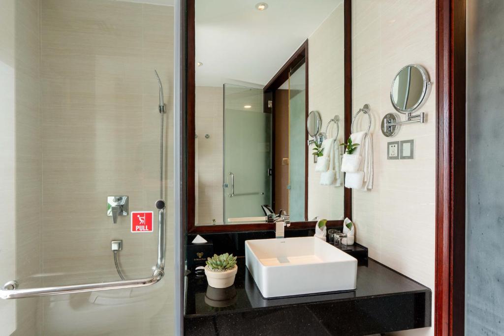 Двухместный (Standard  Double Room (No View & Smoking)), Brilliant Hotel