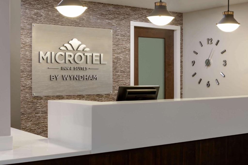 Microtel Inn and Suites by Wyndham Weyburn photo 2