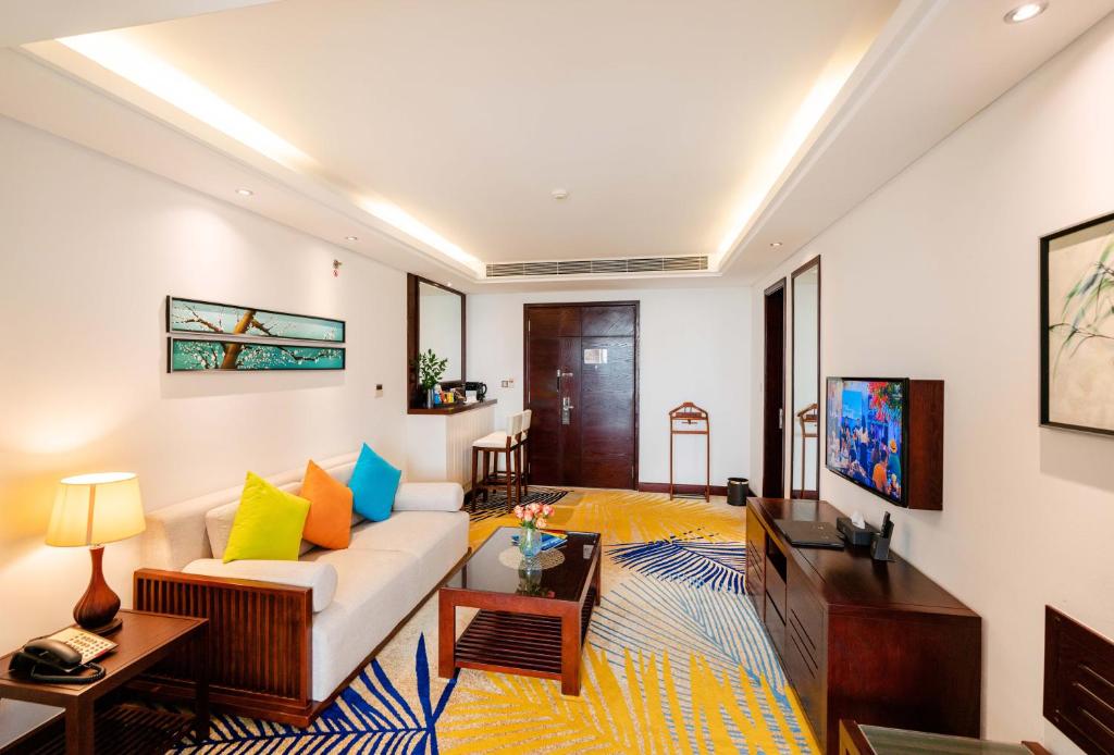 Сьюит (Двухместный люкс «Гранд» с 1 кроватью, вид на реку), Brilliant Hotel