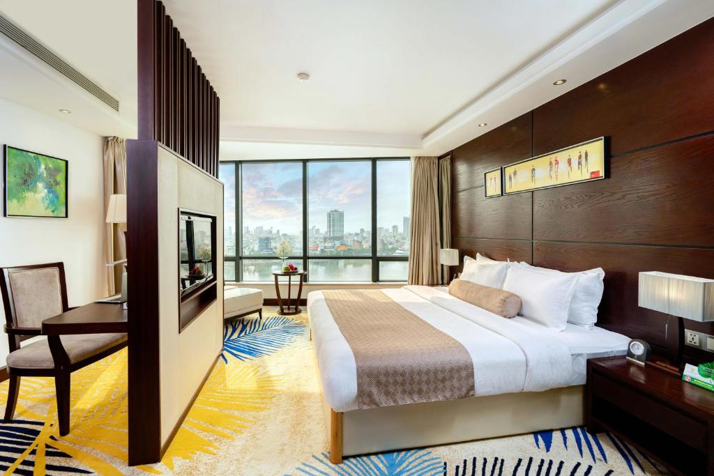 Сьюит (Двухместный люкс «Гранд» с 1 кроватью, вид на реку), Brilliant Hotel