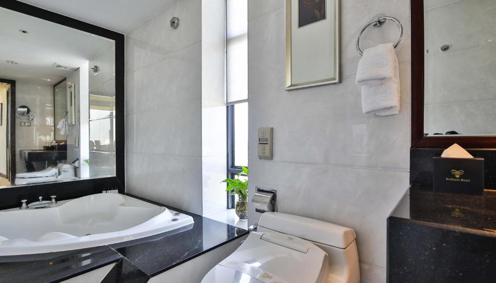 Сьюит (Двухместный люкс «Гранд» с 1 кроватью, вид на реку), Brilliant Hotel