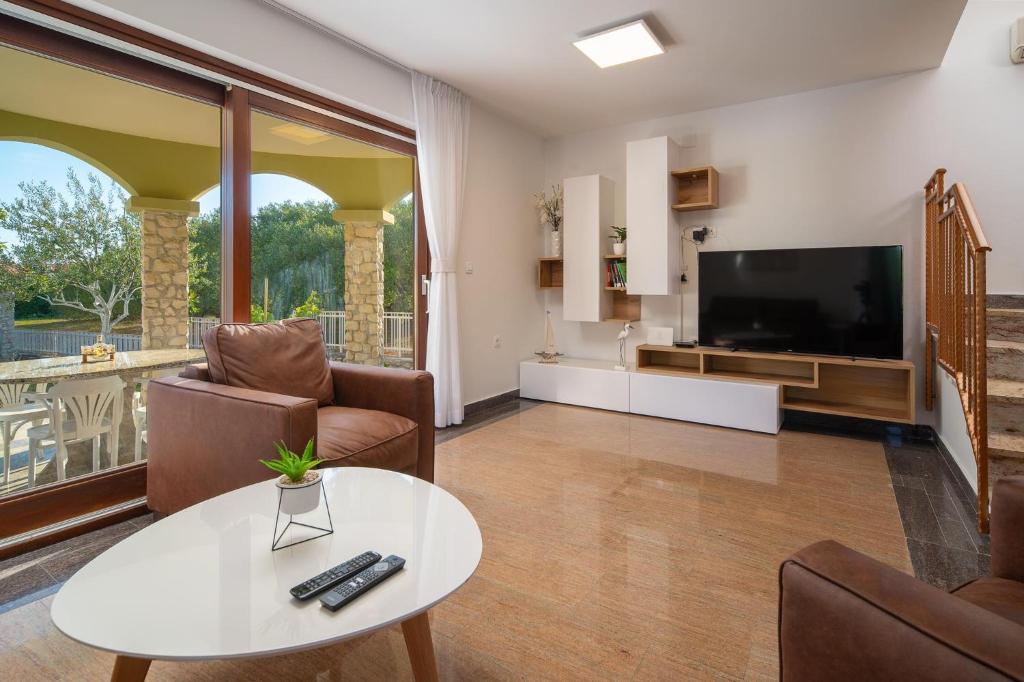 Lusi house photo 1