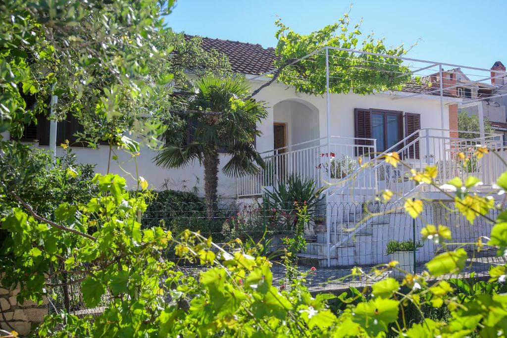 Artistic summer house Marinovic with garden&BBQ photo 2