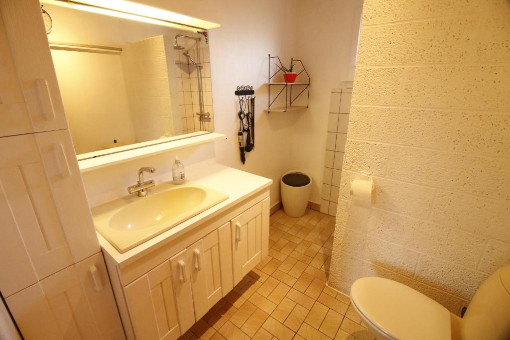 One bedroom apartment in quiet neighborhood photo 2
