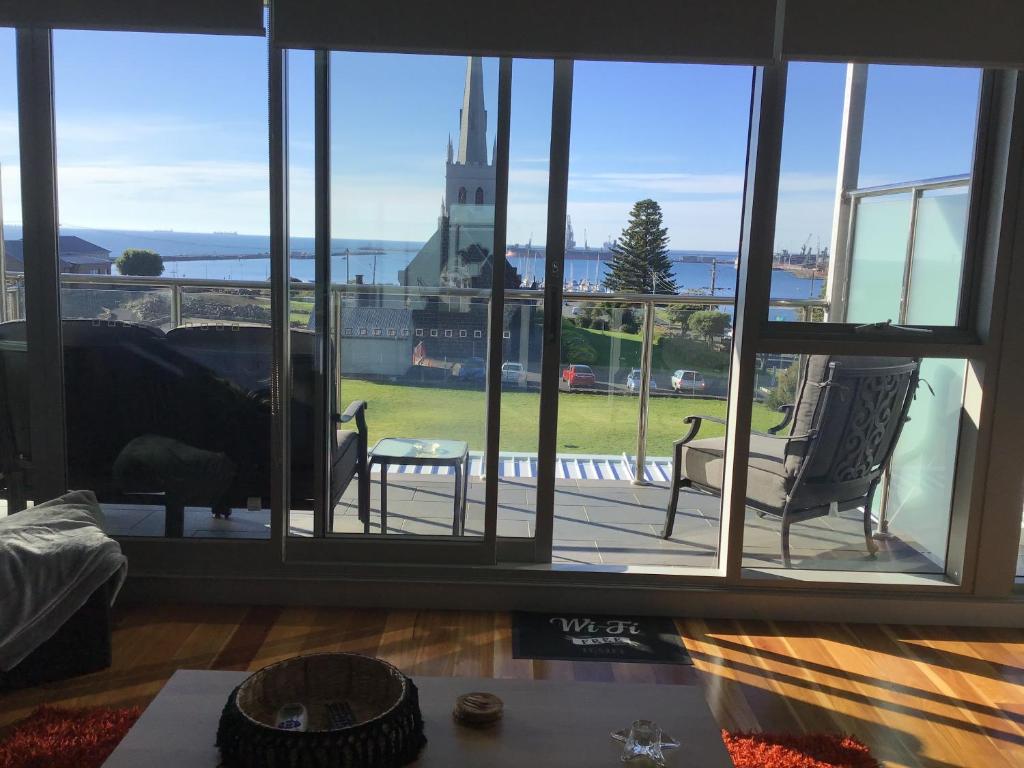 Ocean Breeze Apartment Portland photo 1