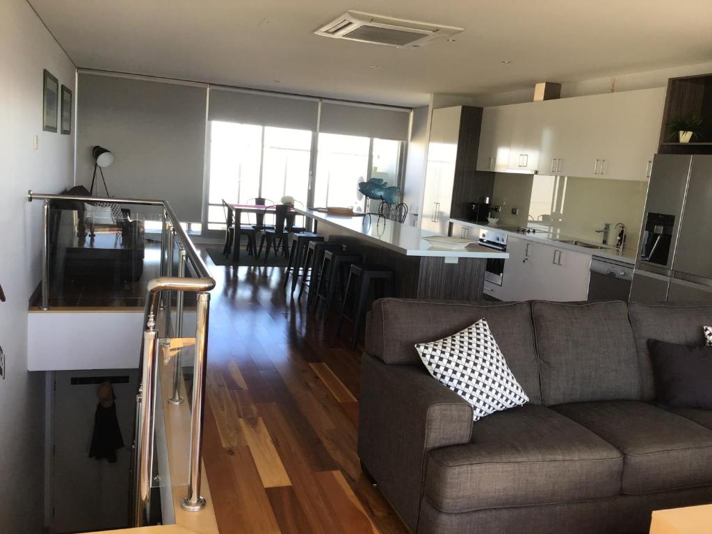 Ocean Breeze Apartment Portland photo 3