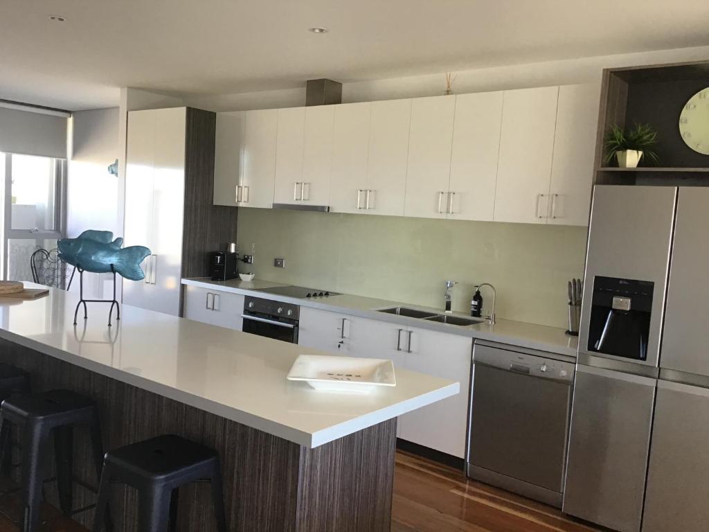 Ocean Breeze Apartment Portland photo 2