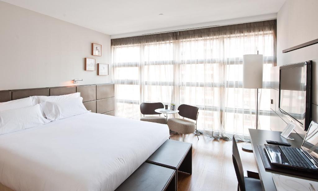 Hotel Reina Petronila photo 3