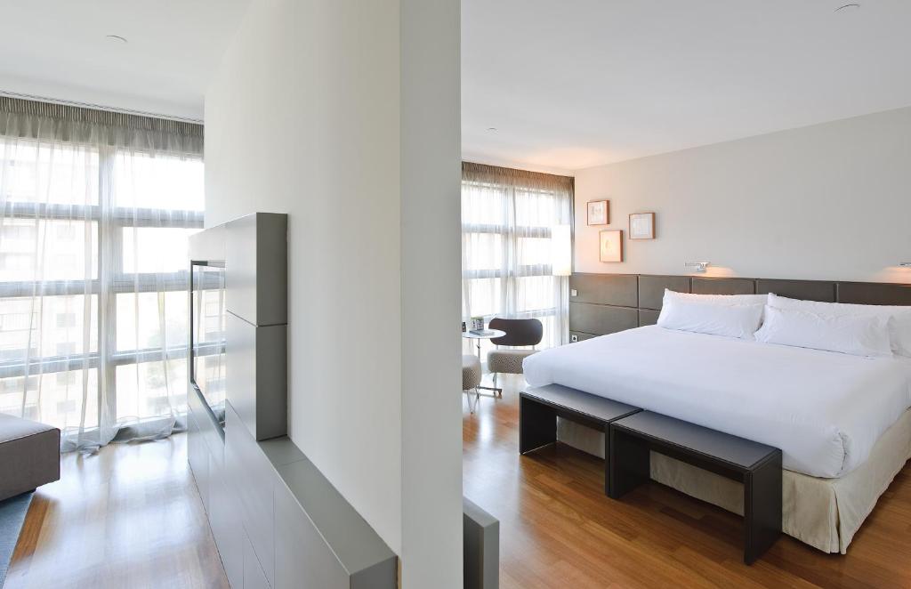 Hotel Reina Petronila photo 4