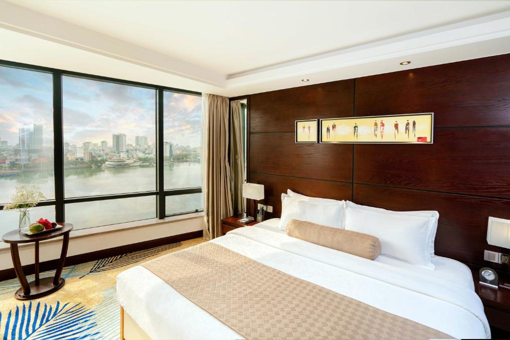 Сьюит (Двухместный люкс «Гранд» с 1 кроватью, вид на реку), Brilliant Hotel