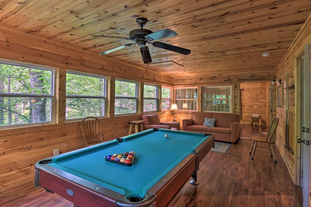The Wishing Well Cabin with Pool Table and Firepit! photo 1