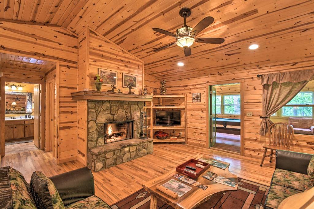 The Wishing Well Cabin with Pool Table and Firepit! photo 3
