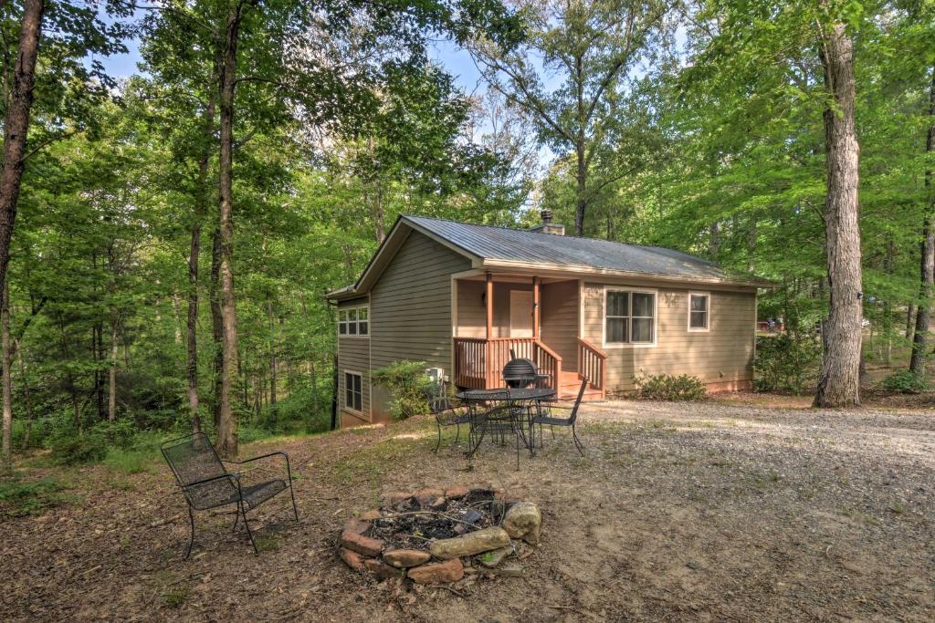 The Wishing Well Cabin with Pool Table and Firepit! photo 2