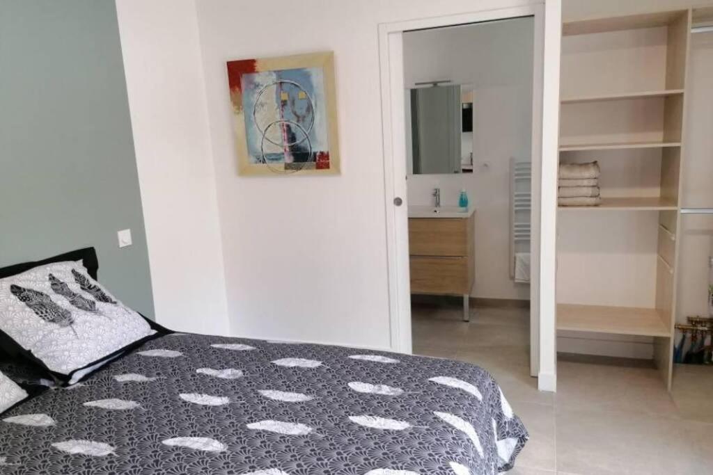 SUPER STUDIO AVEC PLACE DE PARKING proche plage photo 2