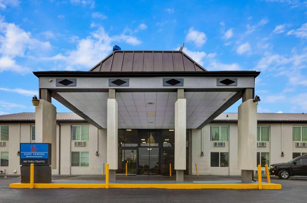 Motel 6 Indianapolis, IN image