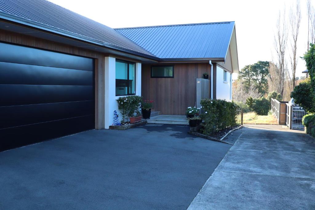 Modern spacious Chartwell photo 2