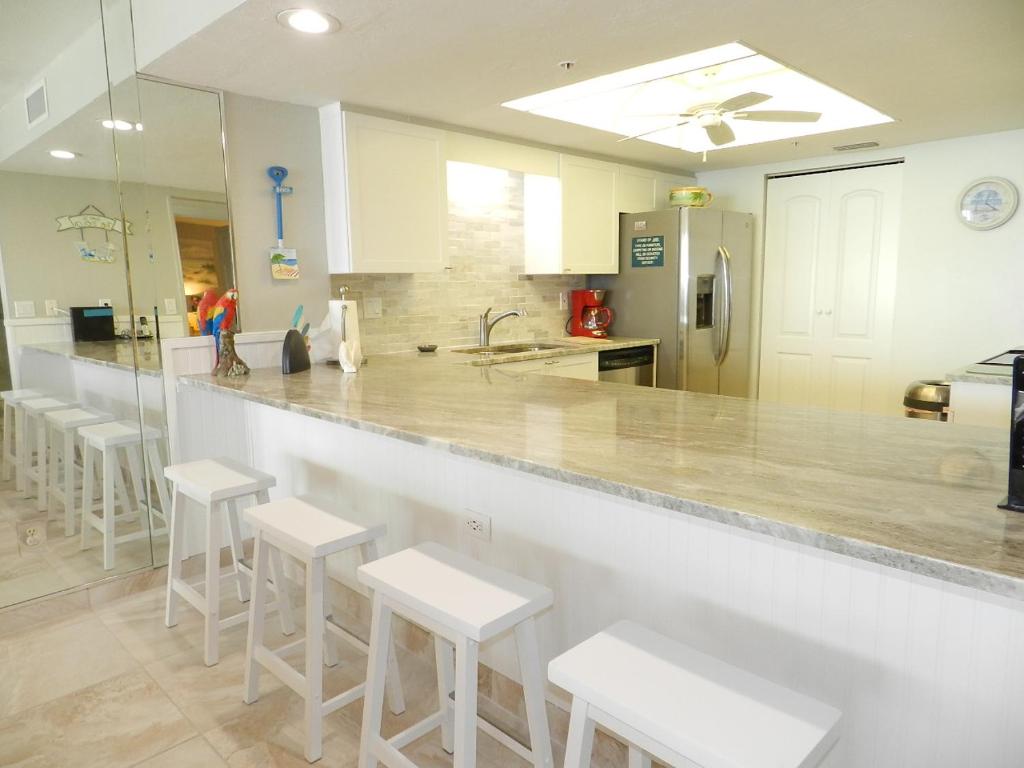 "SHERWIN" Oceanfront Condominiums for Rent photo 3