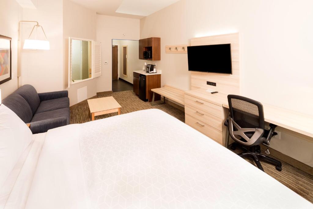 Holiday Inn Express & Suites - Gaylord, an IHG Hotel photo 4