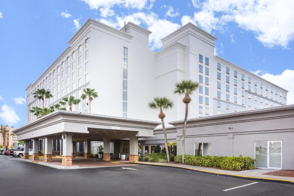Holiday Inn & Suites Across From Universal Orlando, an IHG Hotel image
