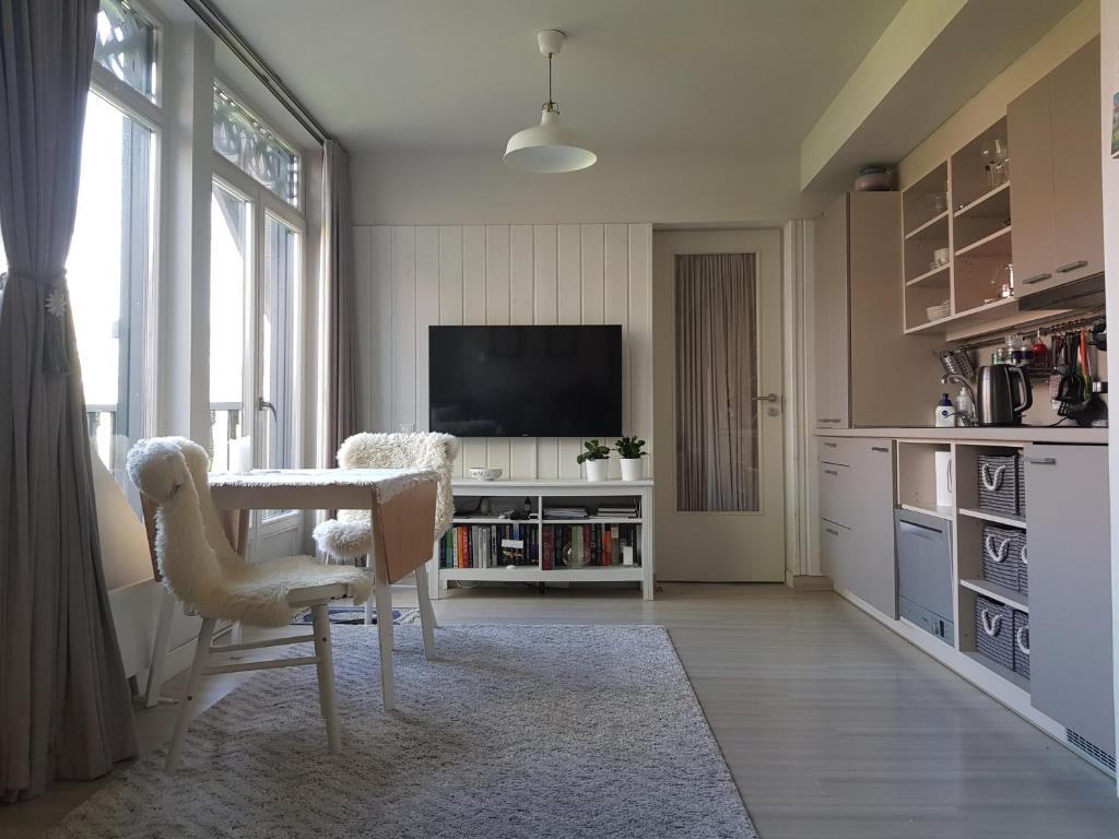 Cosy modern apartment with lagoon view photo 3
