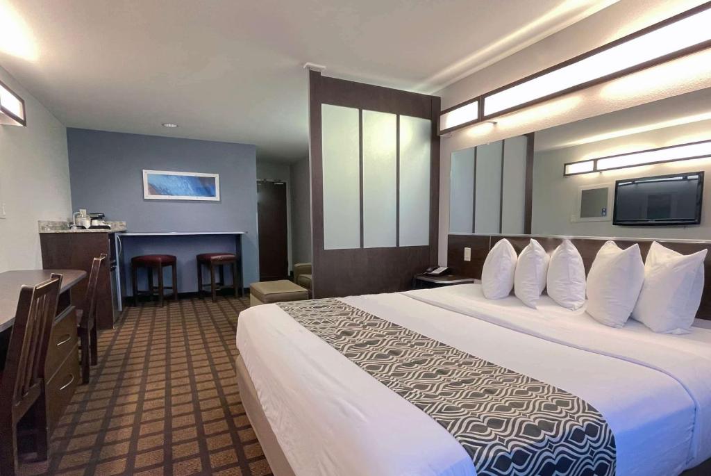 Microtel Inn & Suites by Wyndham Michigan City photo 3