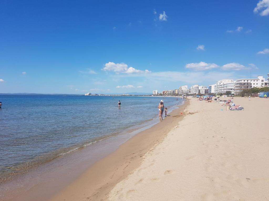 Beautiful apartment 75m2 with view at the beach, pool, parking - Tap to explore photos