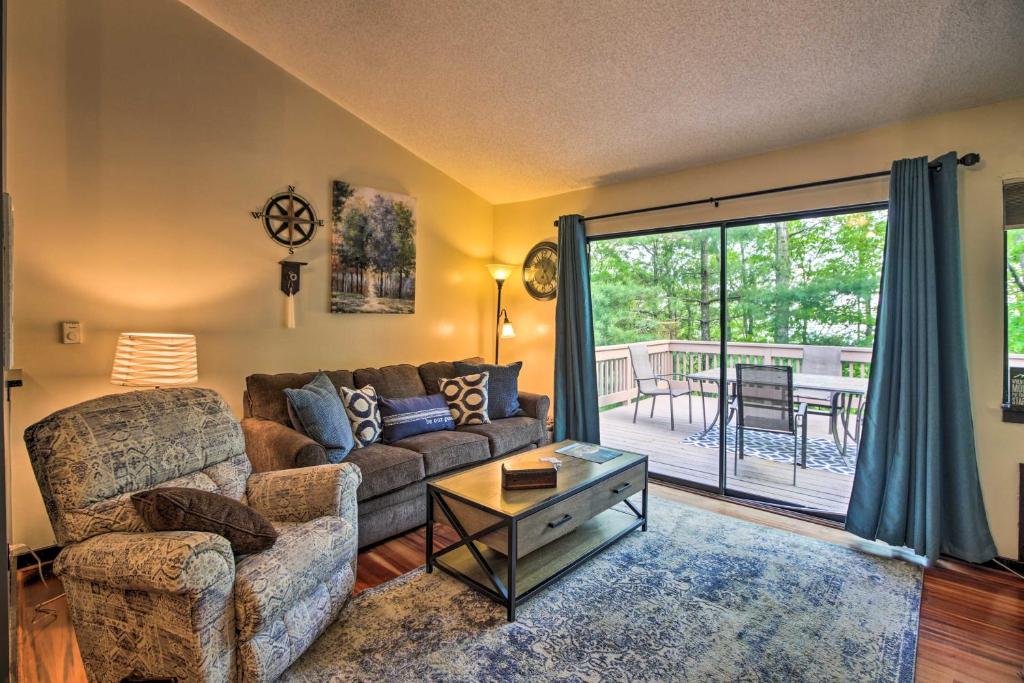 Cozy Wintergreen Resort Condo Walk to Ski Lifts! photo 3