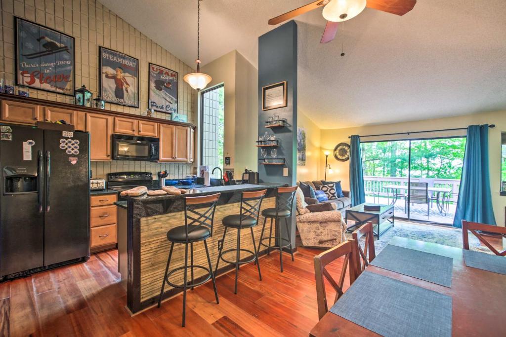 Cozy Wintergreen Resort Condo Walk to Ski Lifts! photo 2