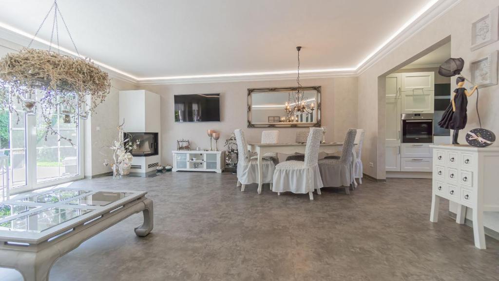 Ferienhaus Cottbus, Garage, große Sonnenterrasse, Kamin, 4 Zimmer, Ankleidezimmer photo 1