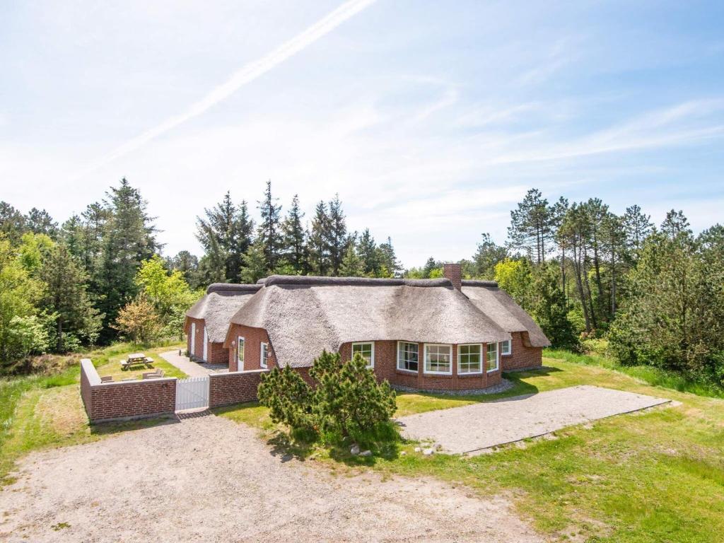 10 person holiday home in R m