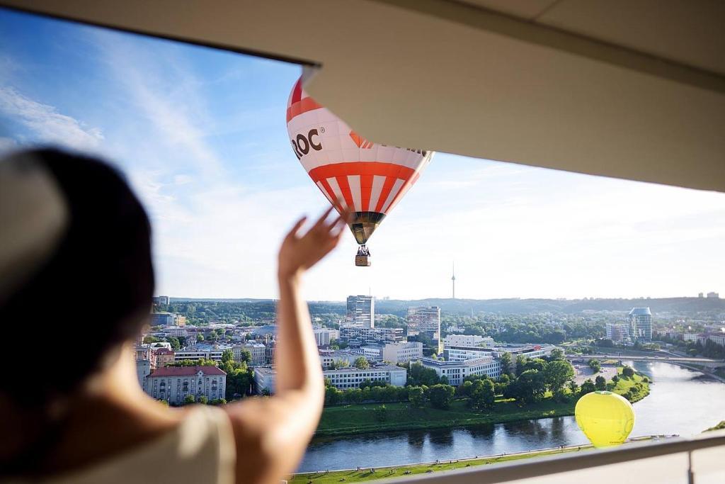 Сьюит (Люкс с балконом и видом на Старый город), Radisson Blu Hotel Lietuva
