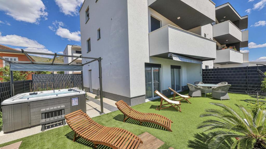 Hedonist-Luxury 2 bedroom apartment with private HOT TUB, garden and free parking photo 2