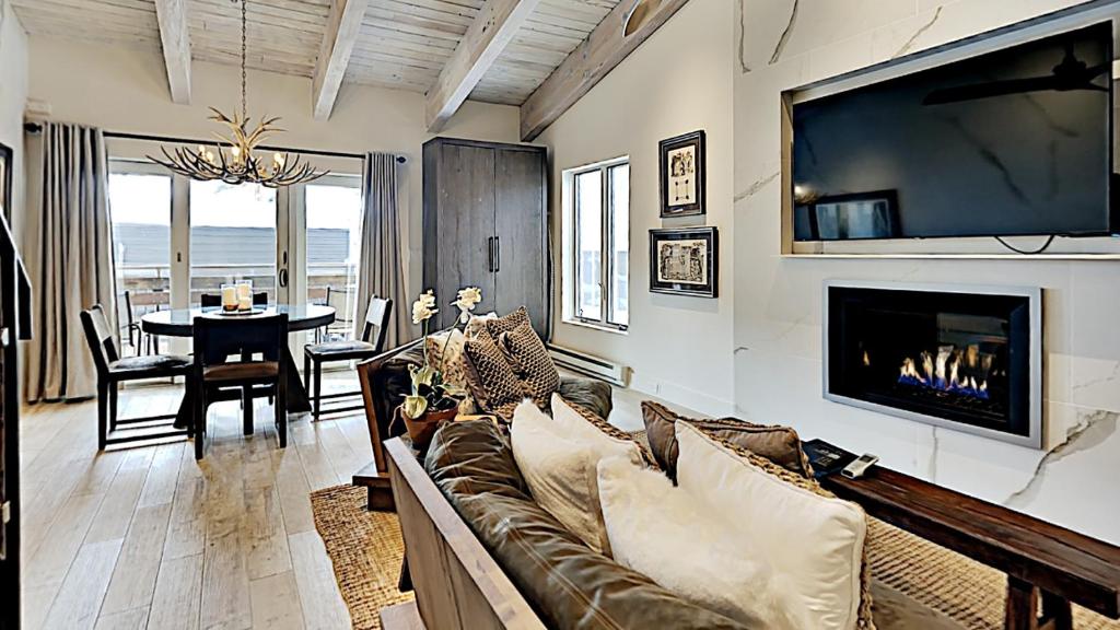 Timberline Condominiums Studio Loft Premier Unit 304 photo 1