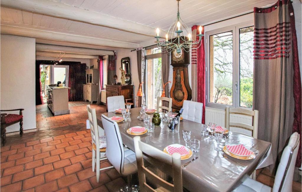 Awesome Home In Goult With 5 Bedrooms, Wifi And Private Swimming Pool photo 2