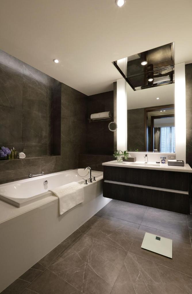 Двухместный (Люкс «Премьер» с 1 спальней), Makati Diamond Residences