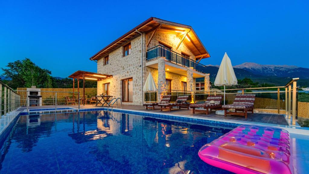 Fethiye Yakaköy'de Özel Havuzlu 6 Kişilik Villa Erdem