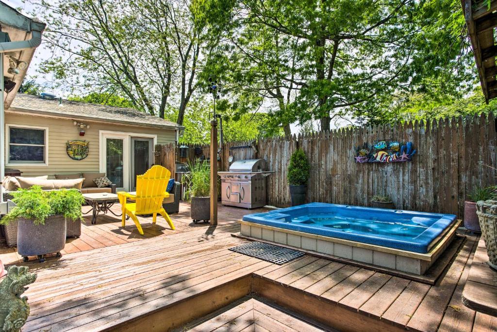 Charming Hampton Bays Home 5 Mi to Coopers Beach photo 1