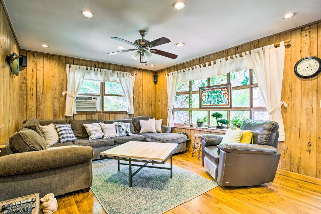 Charming Hampton Bays Home 5 Mi to Coopers Beach photo 3