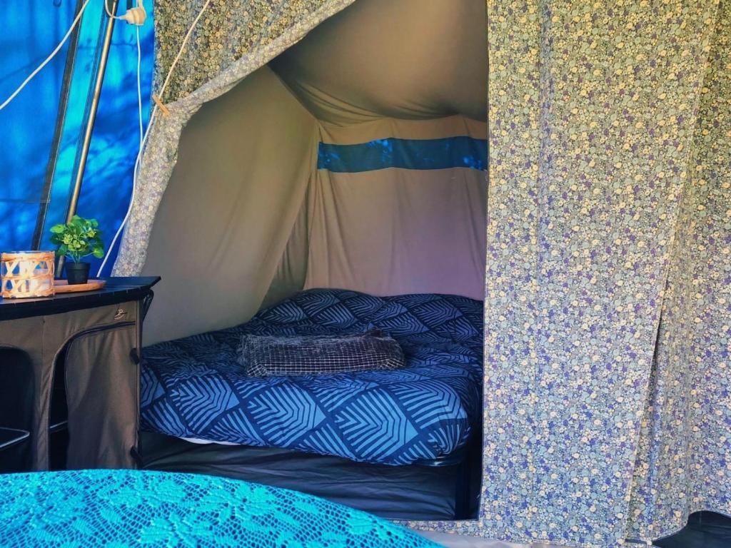 4 persoons ingerichte tent op kleine camping photo 1