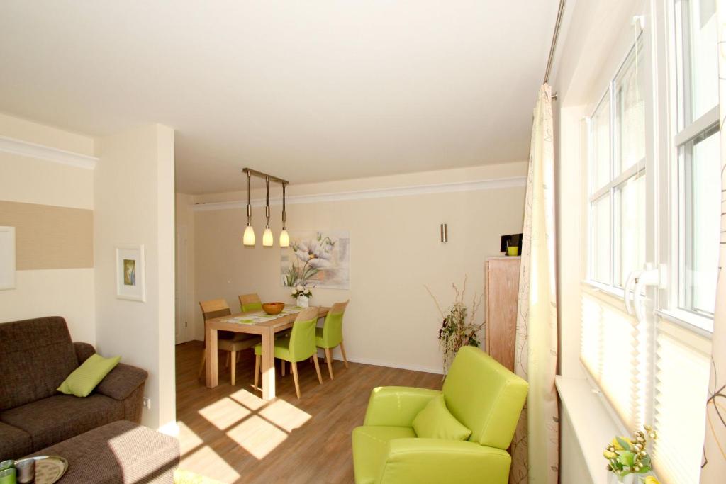 zentrumsnahe Ferienwohnung mit Balkon, gratis Nutzung vom AHOI Erlebnisbad und Sauna in Sellin, eigene Sauna - Villa Antje Whg 10 photo 4