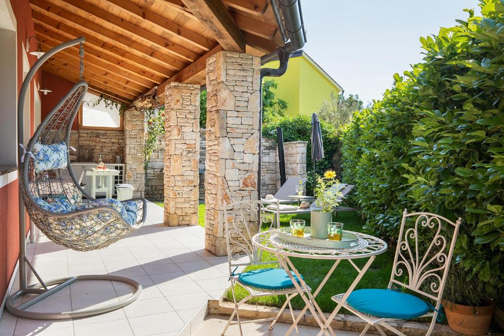 PoIai Stonehouse with Jacuzzi photo 3