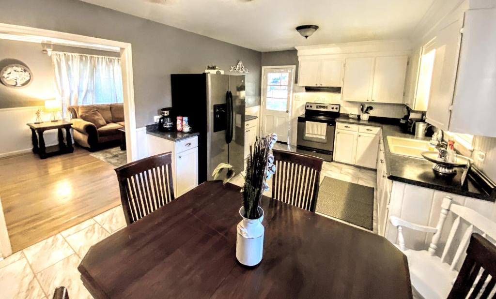 The Hidden Wooded Ranch - Close to LU, Downtown and U of Lynchburg - 3BD-1BA photo 2