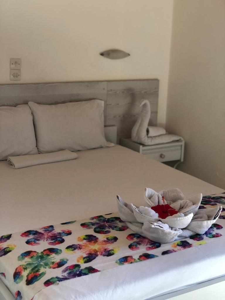 Flisvos Rooms - Tap to explore photos