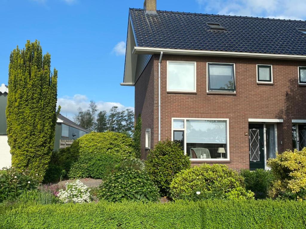Woning aan het water in het Friese Merengebied photo 2