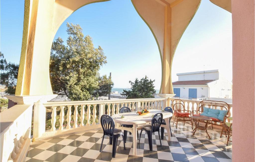 Stunning Apartment In Scoglitti With 3 Bedrooms And Wifi