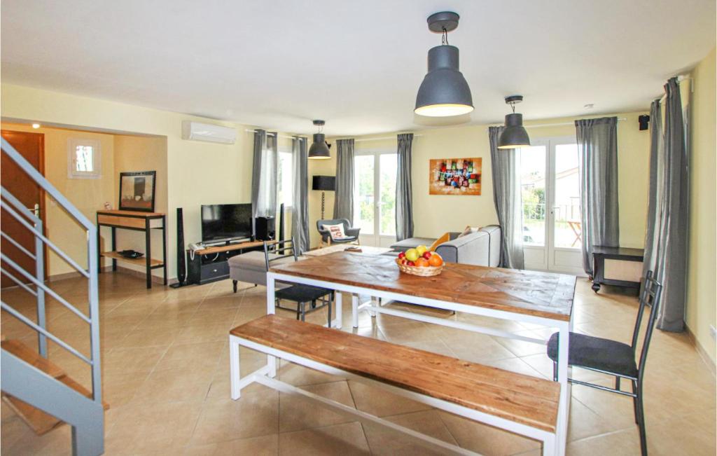 Beautiful Home In Aubignan With Wifi, Private Swimming Pool And Outdoor Swimming Pool photo 1