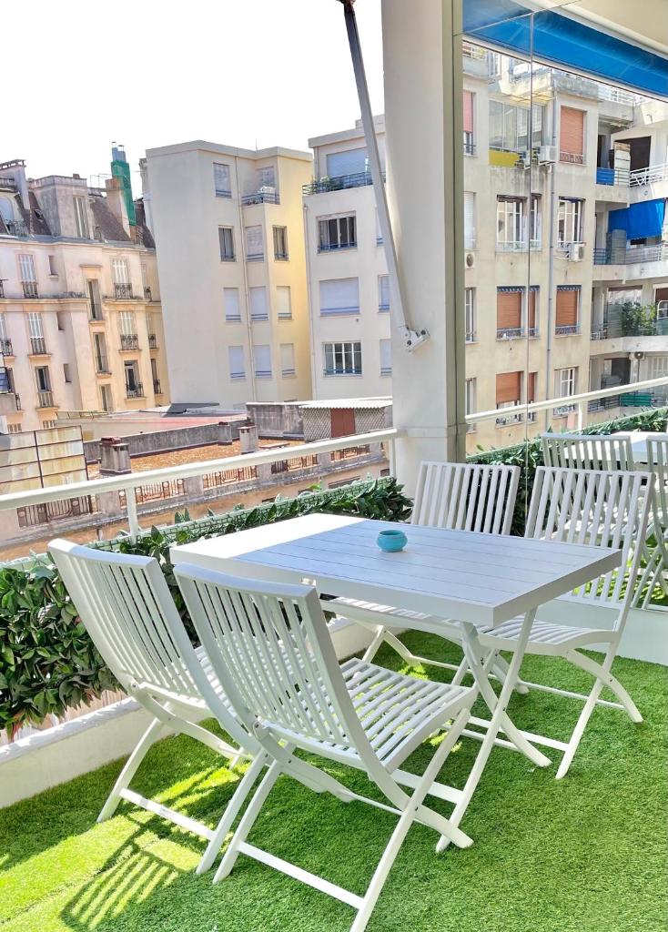 Luxurious 2 Bedrooms Apartment, 30 meter from beach photo 3