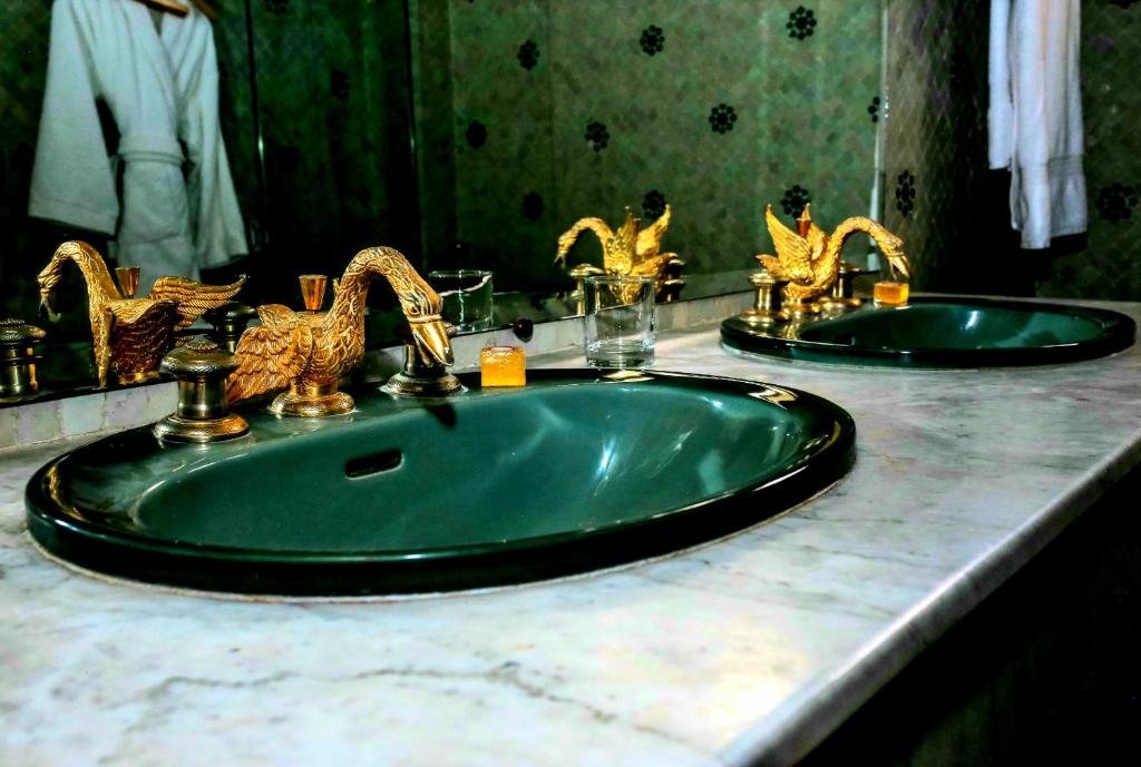 Сьюит (Императорский люкс), The Red House with pool