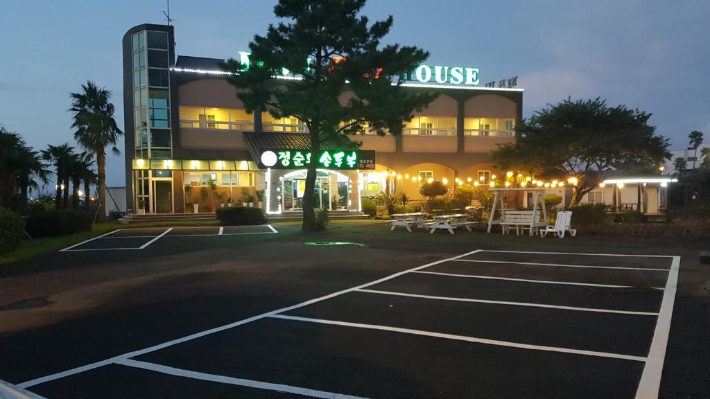 Jeju Feel House - Tap to explore photos